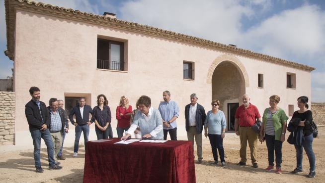 Momento de la firma de recepción de las obras.