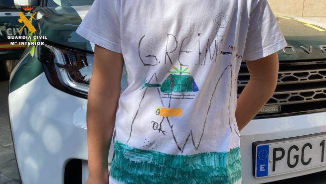 Uno de los niños acudió con una camiseta dibujada por él mismo sobre el Greim.