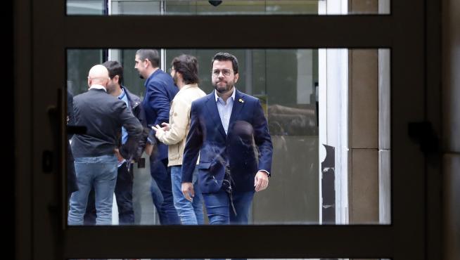 El presidente de la Generalitat, Pere Aragonès, abandona la sede de ERC tras la reunión de la formación.
