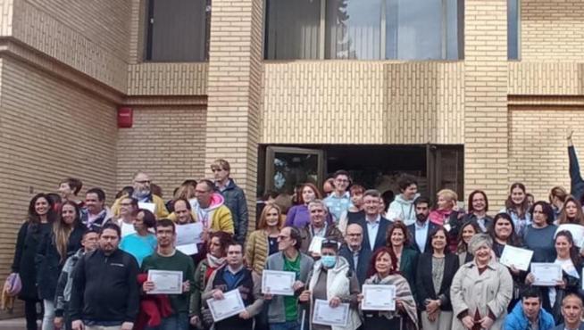 Foto de familia de la clausura de los talleres de empleo de Huesca.