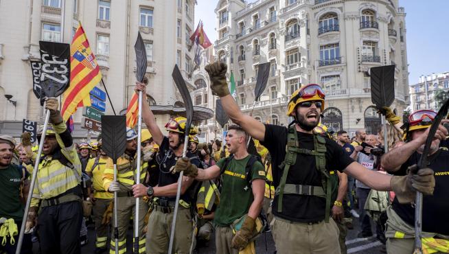 Sección de bomberos aragoneses este sábado durante la protesta en las calles de la capital.