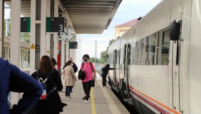 Viajeros en uno de los trenes de media distancia en la estación de trenes de Huesca.
