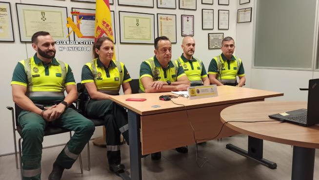 Miembros del Destacamento de Tráfico de Guardia Civil de Jaca durante su conversación con María Gámez.