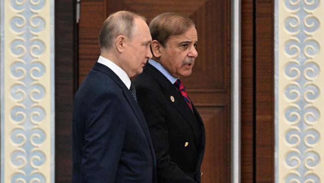 El presidente ruso, Vladimir Putin junto al primer ministro pakistaní, Shehbaz Sharif en la cumbre de la CICA en Astana, Kazajistán.