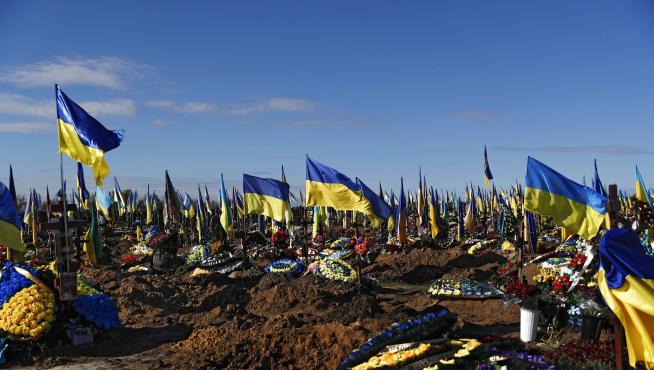 Banderas ucranianas en un cementerio de Kharkiv.