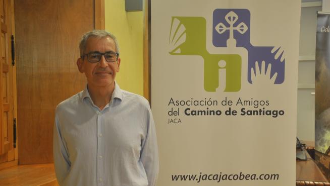 Carlos Garcés, en el Salón de Ciento del Ayuntamiento de Jaca, antes de ofrecer la conferencia.