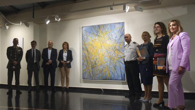 Varias autoridades junto al primer premio, durante la inauguración de la muestra este viernes en Huesca.
