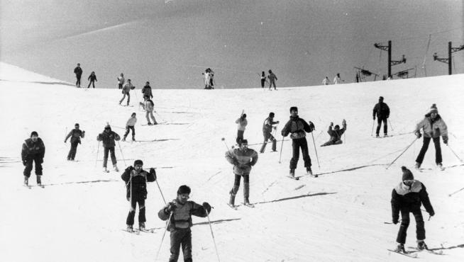 Esquiadores en la estación oscense de Candanchú en el año 1990.
