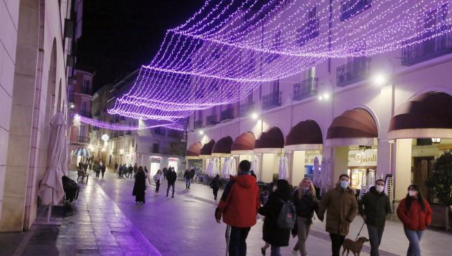 Luces navideñas adornan la calle Los Porches de Galicia, en 2021.