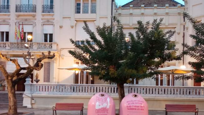 Contenedores de vidrio de color rosa en Huesca.