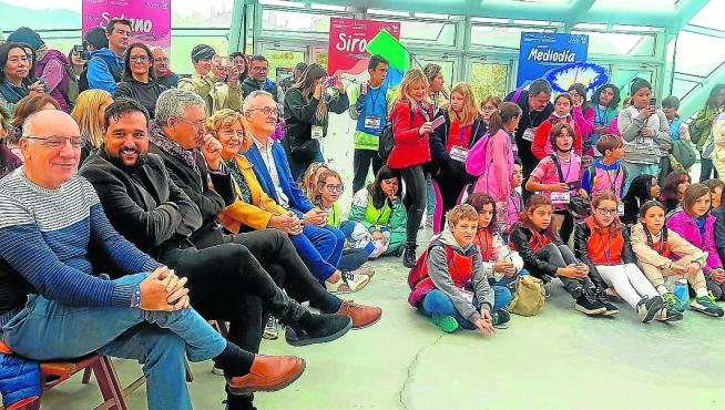 Las autoridades, junto a algunos de los escolares.