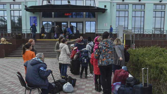 Evacuados de Jersón llegan a la estación de Dzharkoi, en Crimea.