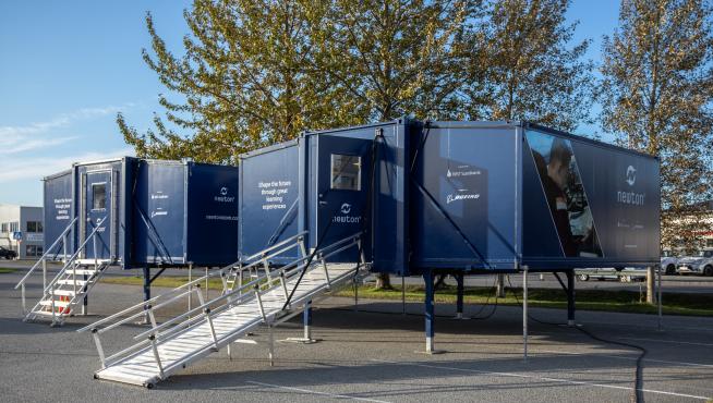 Instalación de las aulas Newton en Walqa.