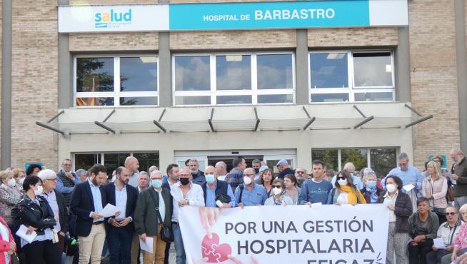 Concentración realizada este miércoles en el exterior del Hospital de Barbastro.