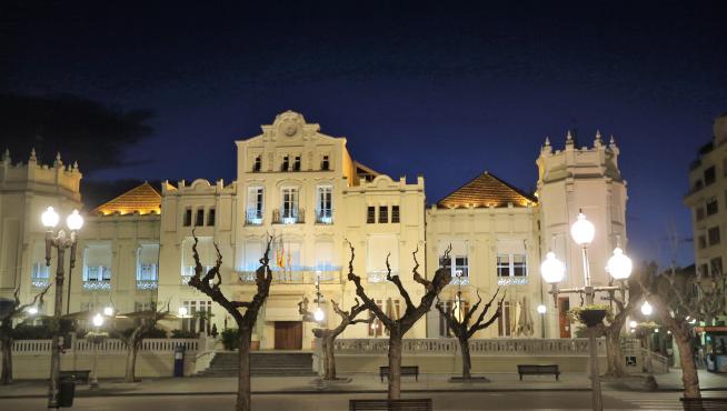 Fachada del Casino de Huesca, cuya iluminación se va a renovar.