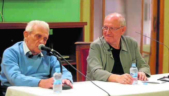 Ángel Gari y Severino Pallaruelo, ayer en el Salón Azul del Casino.