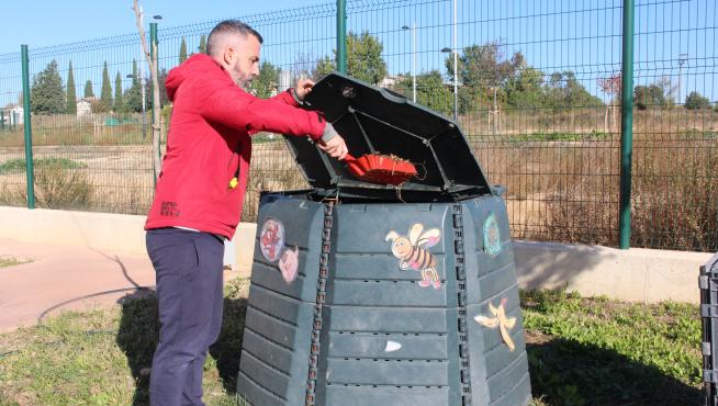 Usuario vierte los restos de compostaje doméstico en uno de los contenedores aportados por el Ayuntamiento de Binéfar.