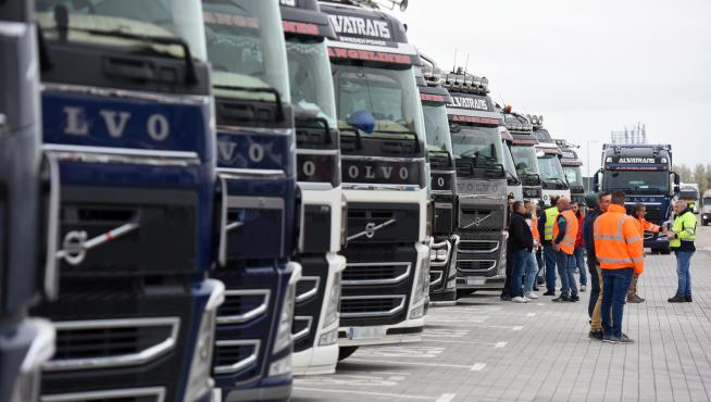 Varios camiones parados durante la huelga de marzo de este año frente al Wanda Metropolitano de Madrid.