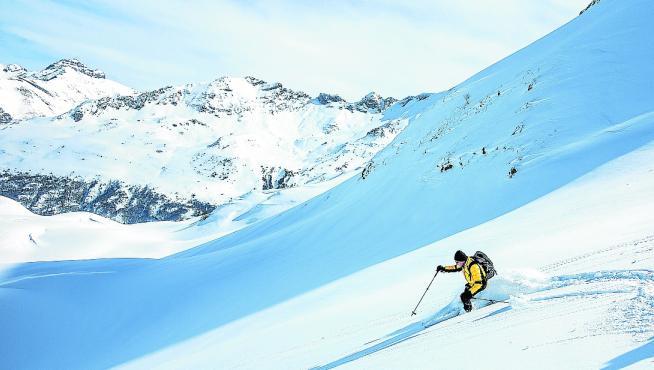 Un esquiador en plena actividad.