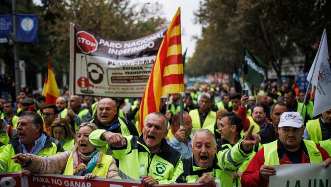 Imagen de la manifestación de los transportistas este lunes en el Paseo del Prado en Madrid