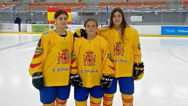 Paula Marina, Nerea Giménez y Julia Herrero, en Polonia, durante el torneo Cuatro Naciones que ganó la selección femenina Sub 18.