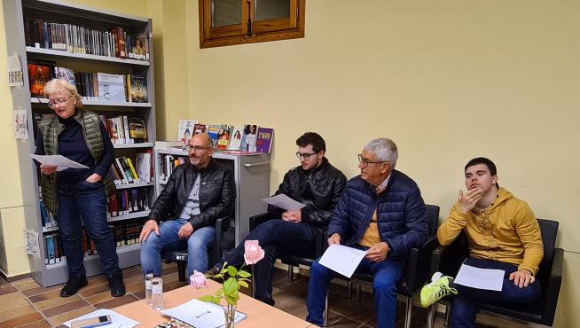 Presentación del programa de inserción de la Asociación Down en la Biblioteca de Binéfar con el concejal Juan Carlos García.