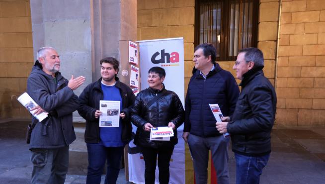 En el centro, Sonia Alastruey, candidata a la alcaldía de Huesca, durante la presentación de la campaña.