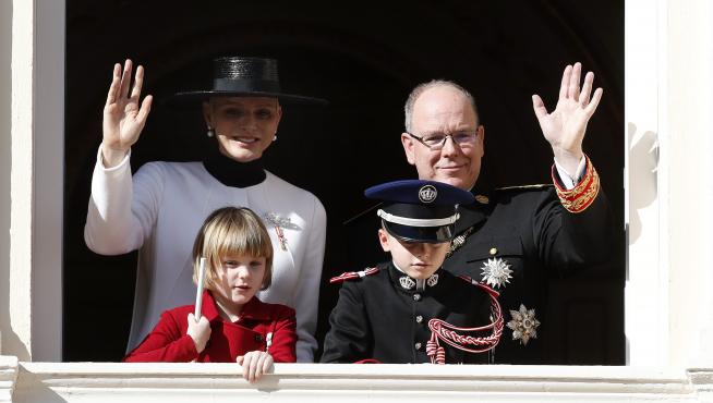 Los príncipes de Monaco, Alberto y Charlene, junto a sus hijos, Jaques y Gabriella.
