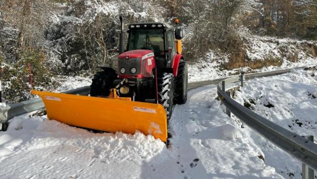 Retirada de nieve en el acceso a Fragen, en término municipal de Torla-Ordesa.