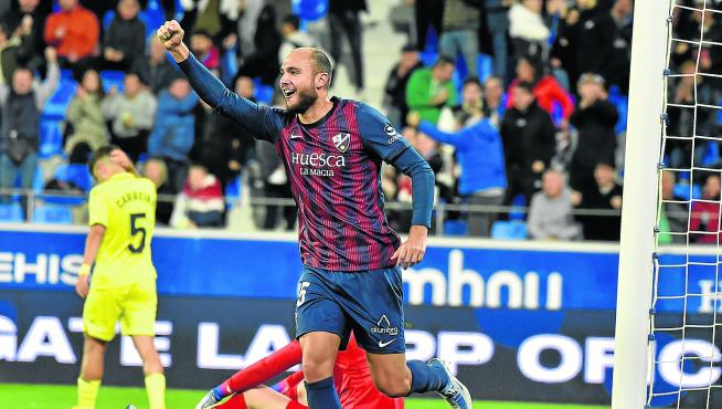 Blasco celebra el tanto ante el Villarreal B en el último partido del Huesca en casa.
