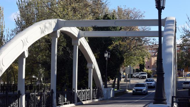 Dos de las vigas del puente han sufrido daños al paso de un vehículo.