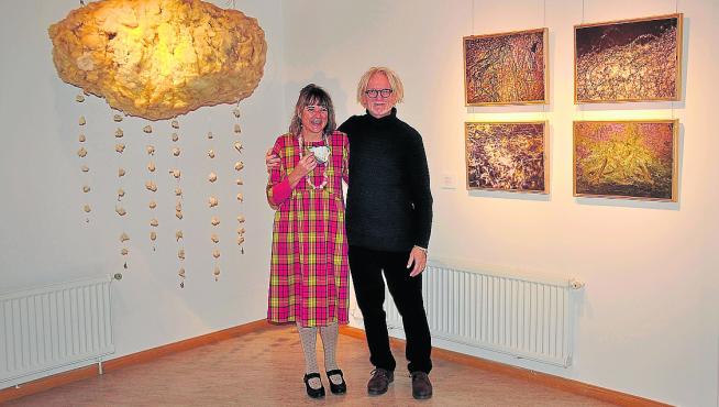 Teresa Abad y Thomas Paul Hänisch, junto a algunas de sus obras expuestas en Jaca.