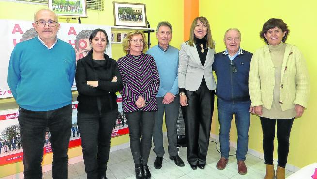 Berta Fernández, quinta por la izquierda, ayer junto a otros dirigentes del PSOE.
