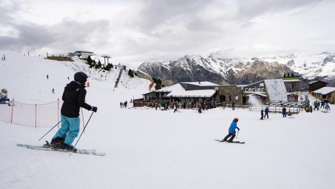 Primeros esquiadores de la temporada en la estación de Aramón Cerler.