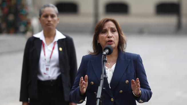 Dina Boluarte, la nueva mandataria peruana, en su primera comparecencia ante los medios.