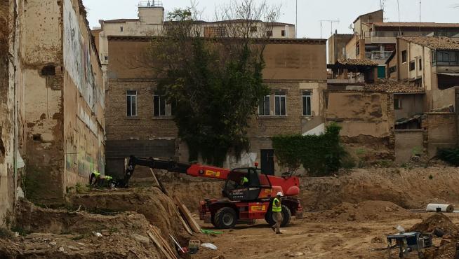 Trabajos de construcción de viviendas en el solar de La Merced de Huesca.