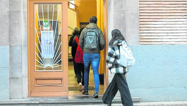 Alumnos entrando en el IES Ramón y Cajal, de Huesca capital.