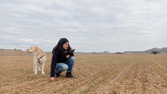 María Videgain, en un campo de cultivo en Albero Bajo.