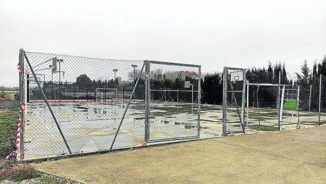 Pistas de baloncesto y fútbol en Yéqueda que se cubrirán con un pabellón polideportivo.