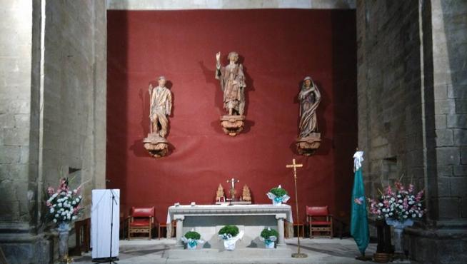La moqueta roja es visible cubriendo el altar original dañado por el fuego.