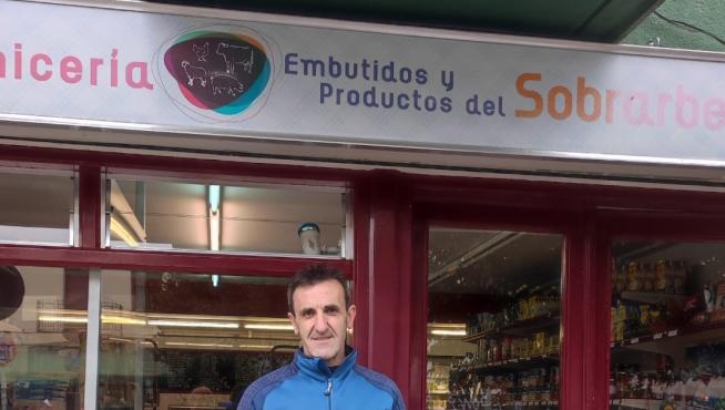 Fernando Sarrablo vende, en su tienda embutidos de elaboración casera, carne de reses de la zona y otros productos de Sobrarbe.