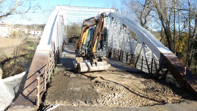 Trabajos de rehabilitación del puente de hierro sobre el río Vero.