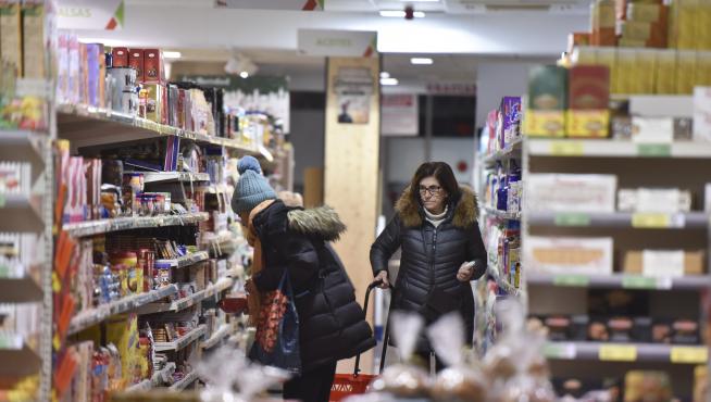 Clientes en un supermercado de Huesca.