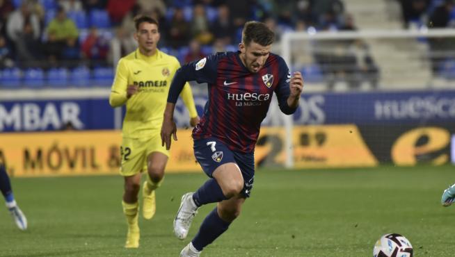 Gerard Valentín avanza con el balón controlado en el partido ante el Villarreal B.