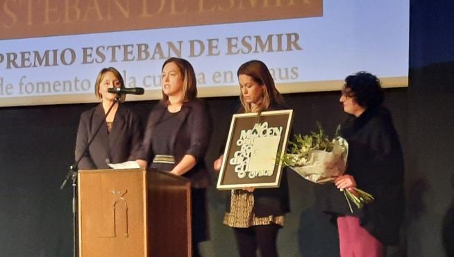 Las hijas de Ángel Aventín, Peña y Ana, recogieron emocionadas el premio de manos de la alcaldesa de Graus, Gema Betorz.