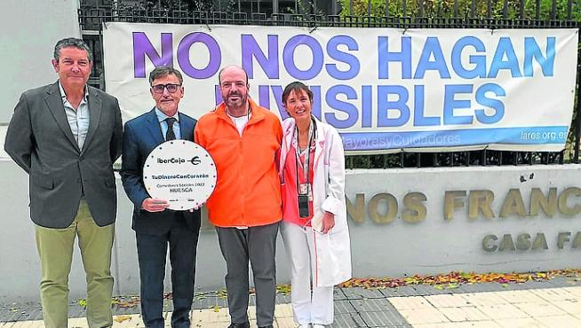 José María Coiduras y Juan Broto entregaron ayer la donación a Juan Agustín Tomás y Ana Gota.