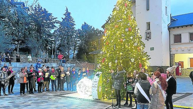 Acto de encendido del Árbol de los Deseos de Sabiñánigo.