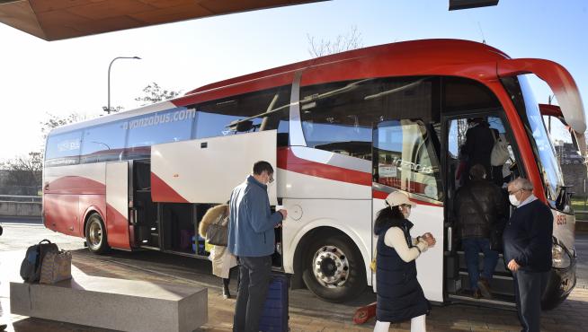 Viajeros a punto de tomar un autobús en la Estación Intermodal de Huesca este miércoles.