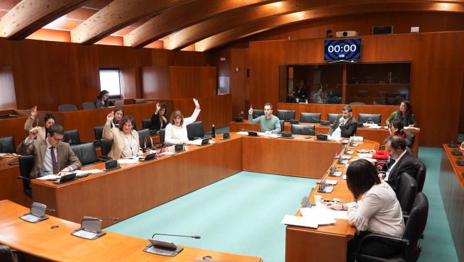 Parlamentarios de las Cortes de Aragón este lunes durante la votación en la Comisión de Hacienda.