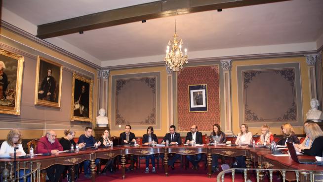 Concejales del ayuntamiento de Barbastro en el último Pleno Municipal de 2022.
